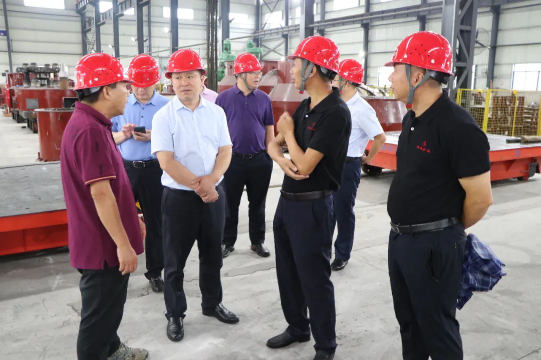 副市長(zhang)鍾洪一(yi)行莅臨(lin)桂林礦(kuang)機調研(yan)指導