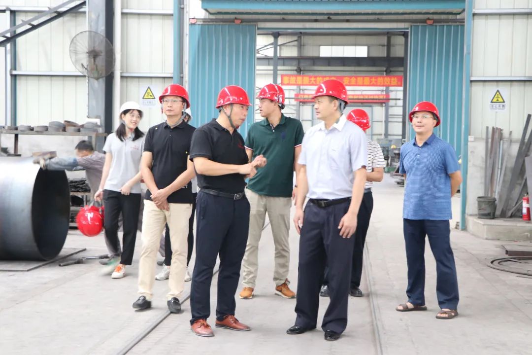 靈(ling)川縣人(ren)大副主(zhu)任易小(xiao)忠一行(hang)莅臨桂(gui)林礦機(ji)考察調(diao)研