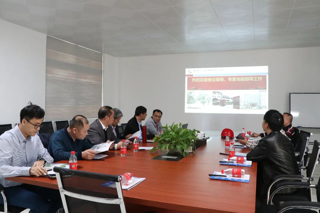 廣(guang)西碳酸(suan)鈣産業(ye)區域榮(rong)譽稱号(hao)專家考(kao)評組莅(li)臨桂林(lin)礦機考(kao)察調研(yan)