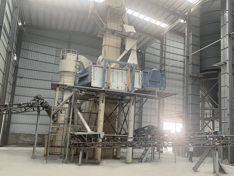 湖(hu)南花(hua)崗岩(yan)制砂(sha)機生(sheng)産現(xian)場