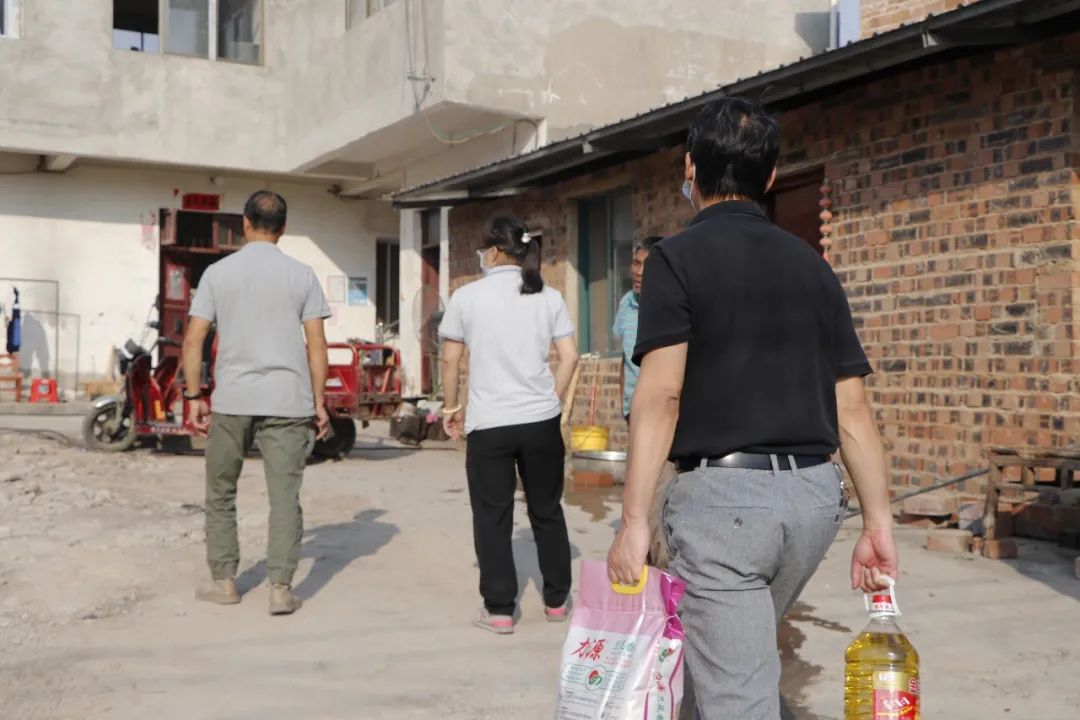 愛心(xin)幫扶顯真(zhen)情 情暖鄉(xiang)村促振興(xing)