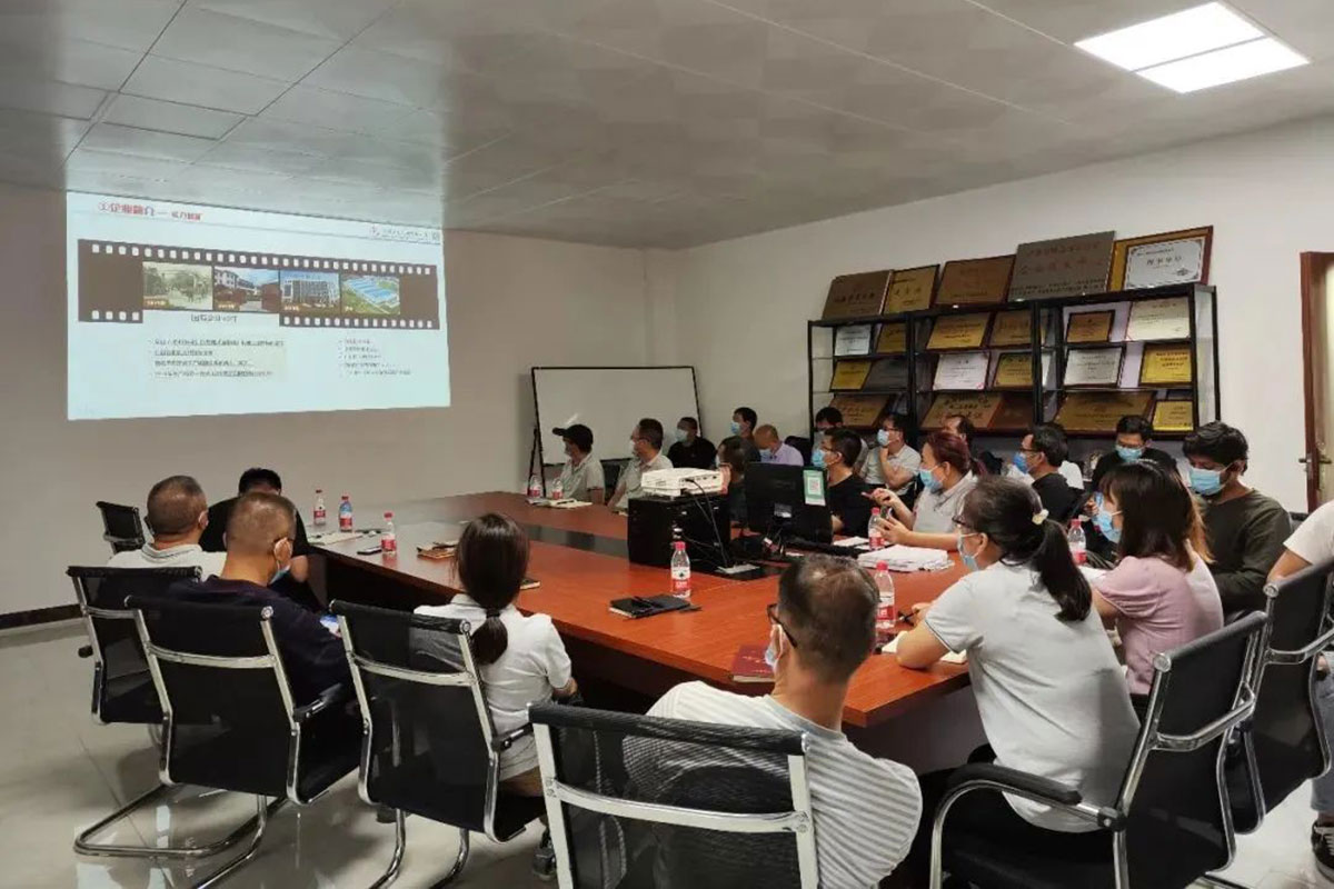 桂林礦(kuang)機召開(kai)氫氧化(hua)鈣生産(chan)線項目(mu)總結會(hui)