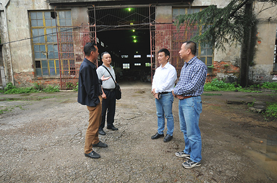 桂(gui)林市生态(tai)環境局蔣(jiang)永光一行(hang)到桂林礦(kuang)機開展調(diao)研