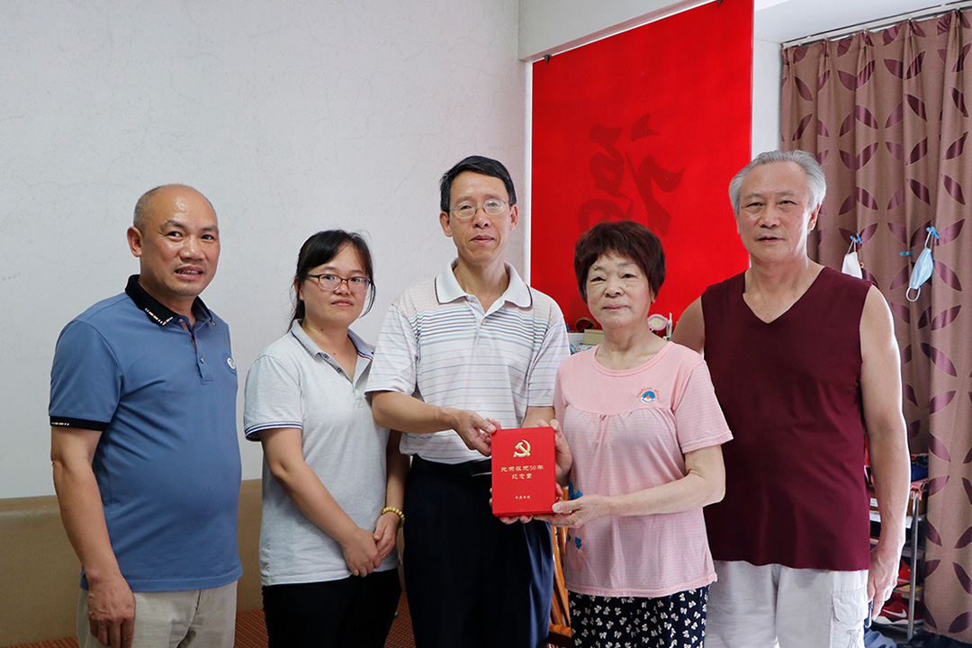 鄒(zou)香蘭(lan)：五十(shi)年紅(hong)色精(jing)神 五(wu)十載(zai)光榮(rong)使命(ming)